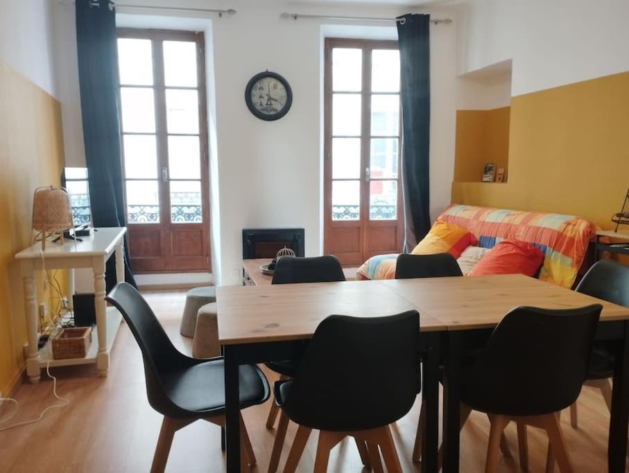 Appartement En Plein Centre. カルパントラ エクステリア 写真