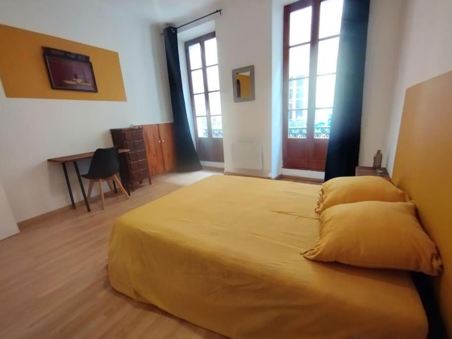 Appartement En Plein Centre. カルパントラ エクステリア 写真
