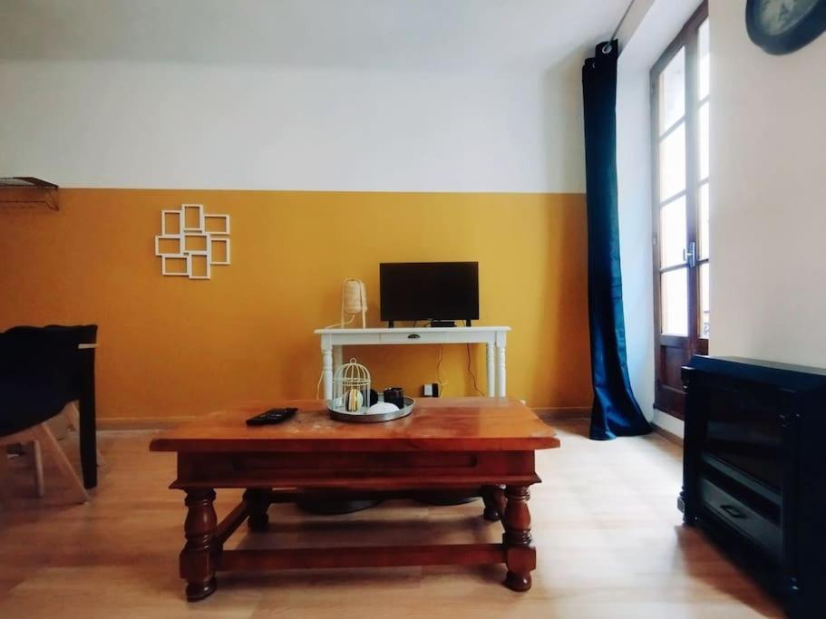 Appartement En Plein Centre. カルパントラ エクステリア 写真