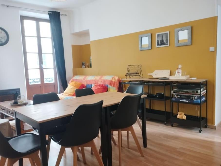 Appartement En Plein Centre. カルパントラ エクステリア 写真